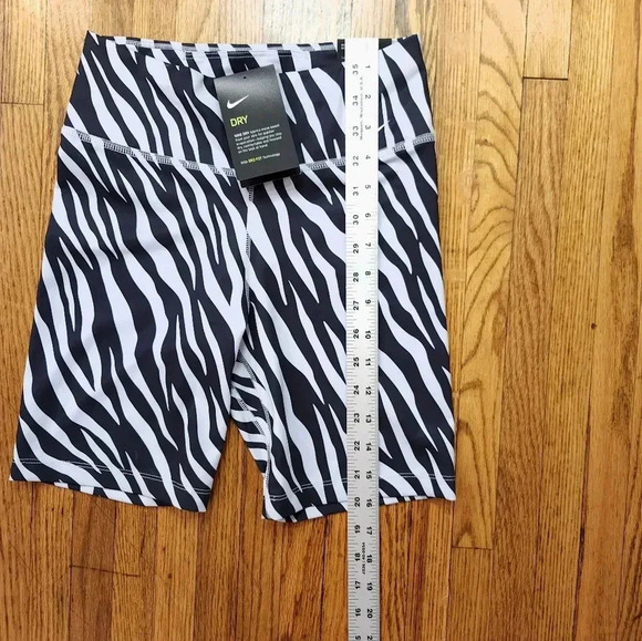 NIKE One Womens Bike Shorts Size S Zebra Tight Fit Mid Rise 7 Inch Training NEW - Picture 5 of 8